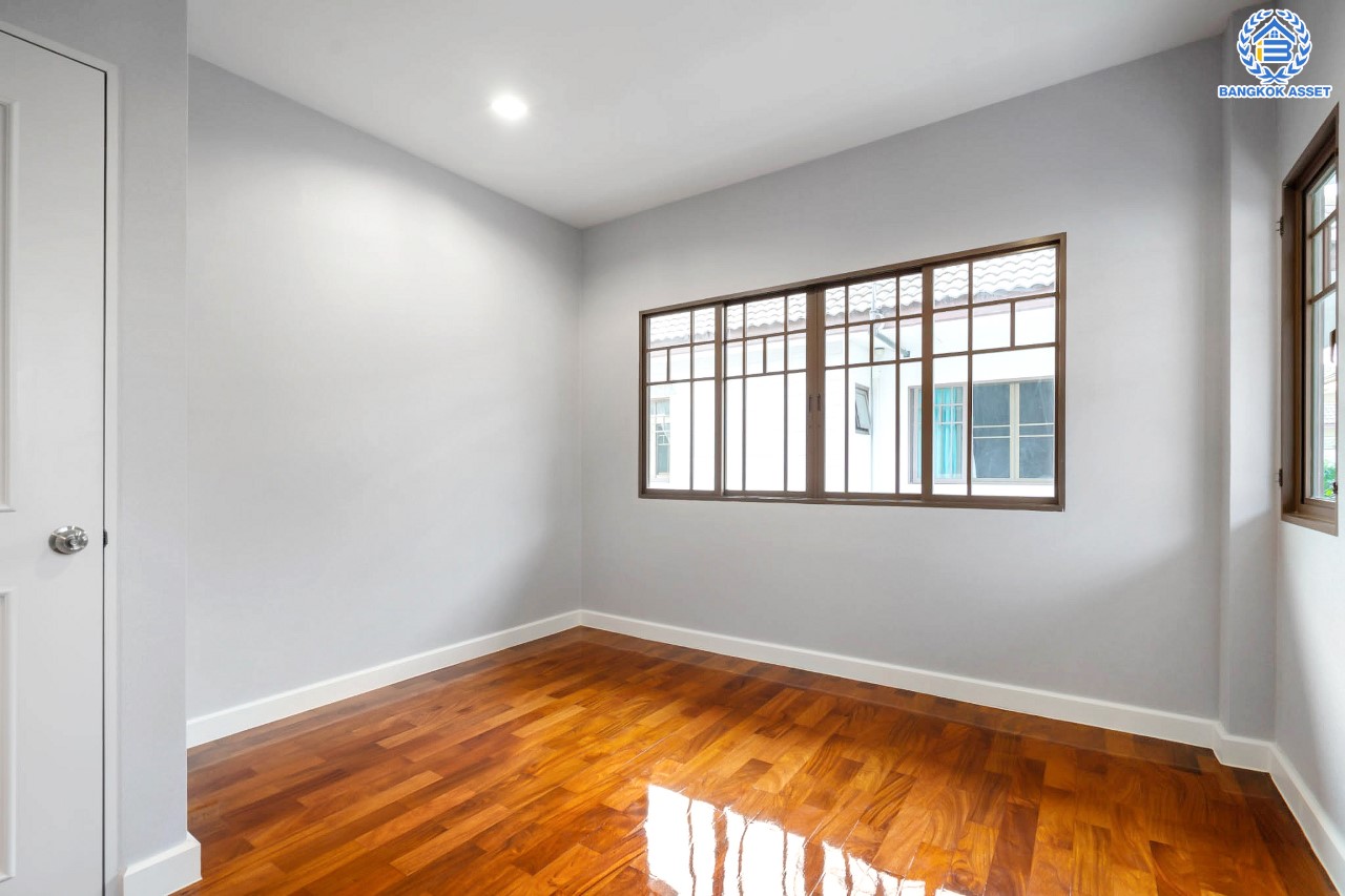 คฤหาสน์ตกแต่งใหม่ หลังใหญ่ที่สุดเท่าที่เคยมีมา!! แบรนด์ Sansiri ม.เศรษฐสิริ สนามบินน้ำ แปลงมุม ดีไซน์สุด Luxury ทำเลโซนเมือง! เนื้อที่ 121.3 ตร.ว. บนพื้นที่ใช้สอยถึง 510 ตร.ม. ฟังก์ชันจัดเต็ม 4 ห้องนอน 5 ห้องน้ำ 1 ห้องแม่บ้าน 1 ห้องอเนกประสงค์ จอดรถได้ถึง 5 คัน บนทำเลใกล้เซ็นทรัลรัตนาธิเบศร์ และ MRT สายสีม่วง "สถานีแยกนนทบุรี1"